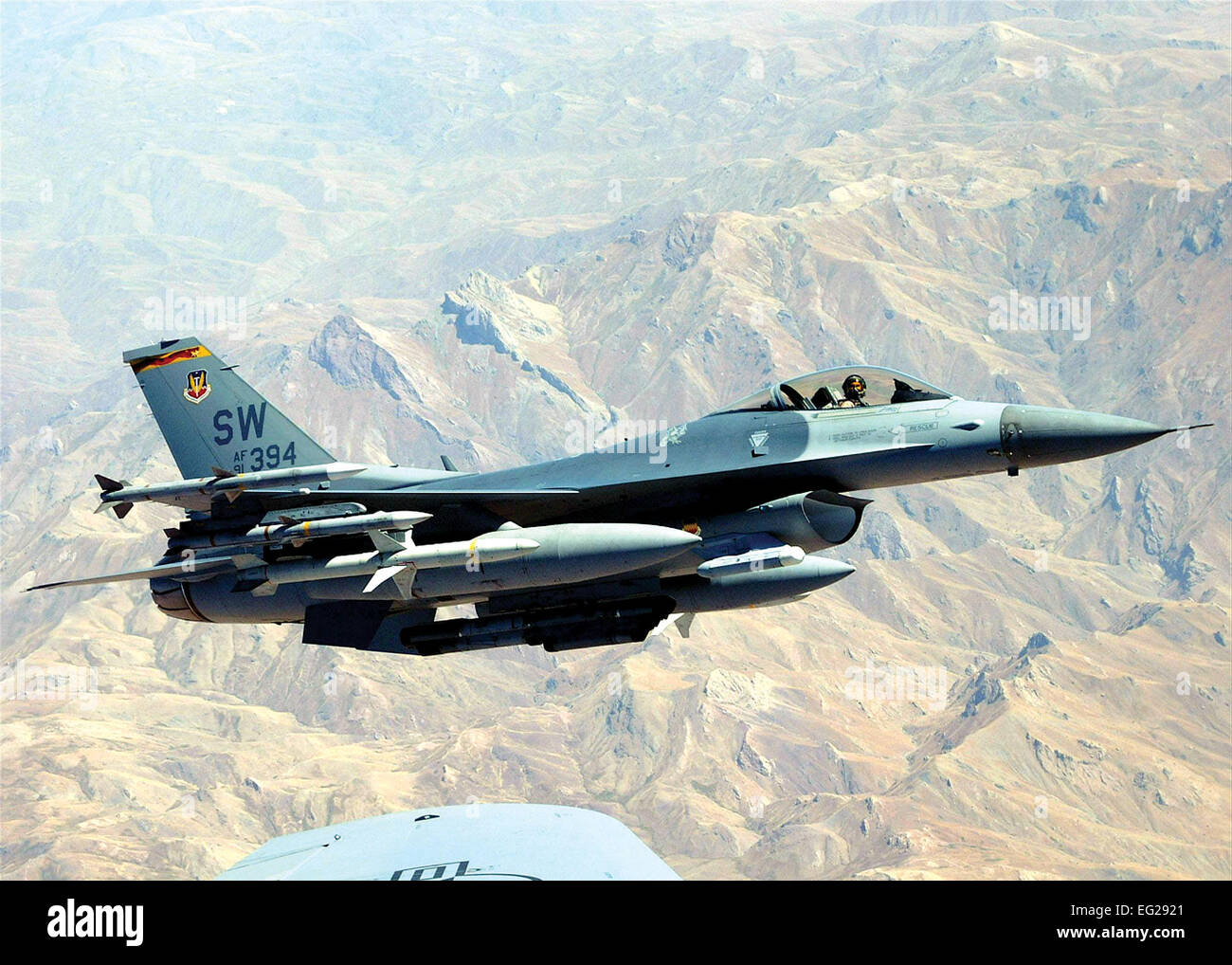 F-16A/B/C/D combates Falcon función primaria: Multi-función de caza. Velocidad: 1.500 km/h. Dimensiones: 32 pies de envergadura. 8.; longitud de 49 pies. 5.; 16 pies de altura. Rango: 2,000 millas unrefueled. Armamento: M-61A1 con cañones de 20 mm 500 rondas; estaciones externas llevar hasta seis misiles aire-aire, convencional de aire-aire y aire-superficie y municiones contramedida electrónica vainas. M129, MK-82/84, GBU-10/12/24/27/31/38, CBU-87/89/97/103/104/105/107, GM- 65/88/154/158, las armas nucleares. Tripulación: F-16C, uno; F-16D, uno o dos. Foto de stock
