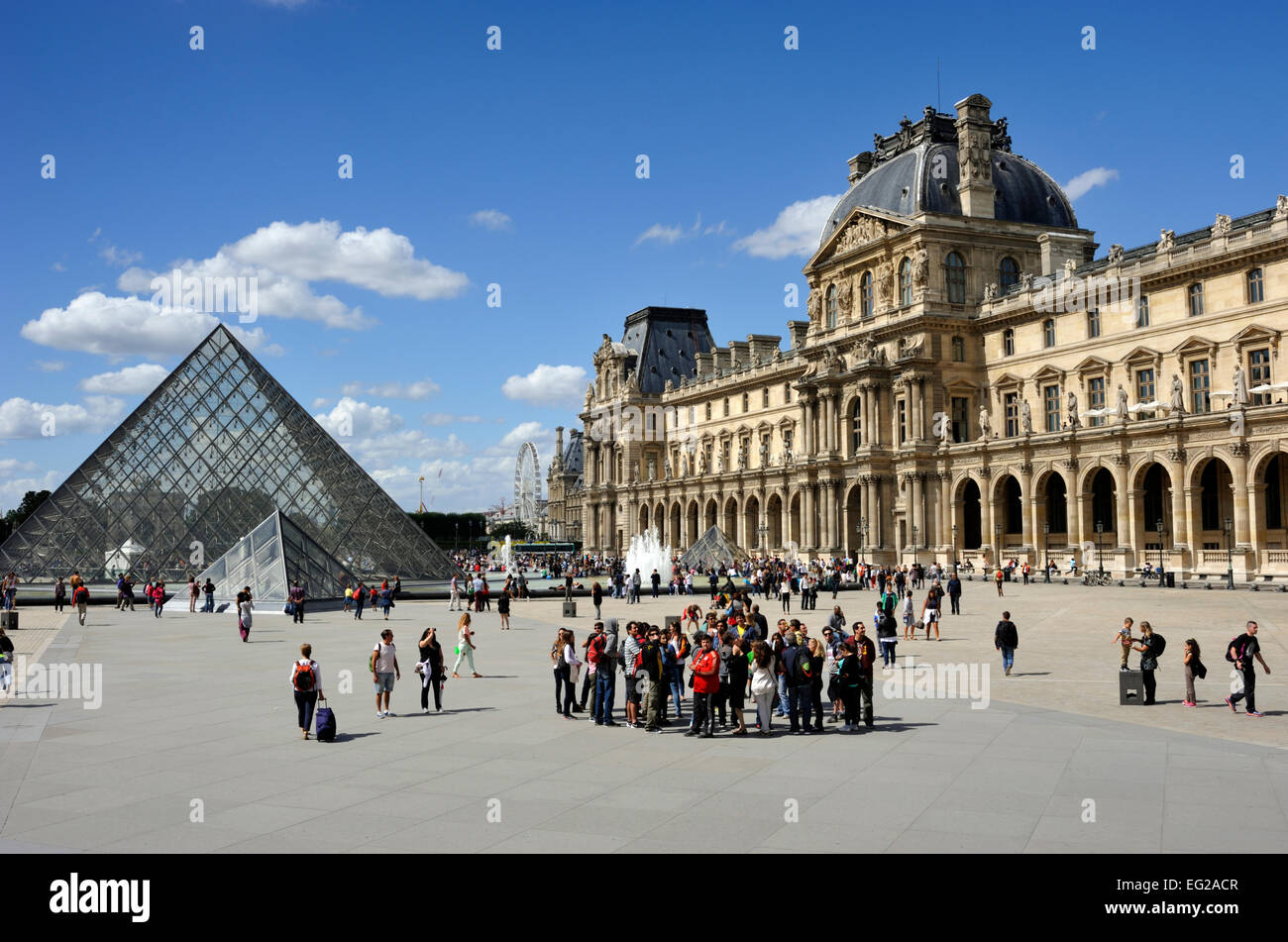 En París, el museo del Louvre y la pirámide Foto de stock
