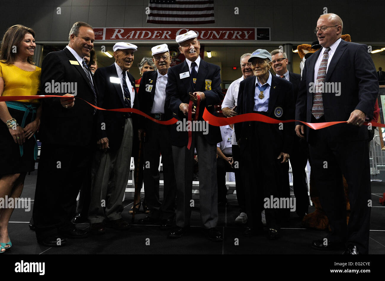 Ex Sargento. David Thatcher center corta la cinta ceremonial durante el