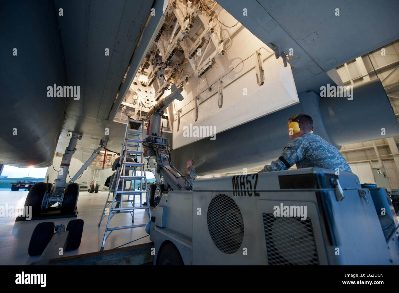 Carga de los miembros del equipo de la tripulación asignada al 28º Escuadrón de Mantenimiento de aviones de carga de la unidad de bomba guiada inerte en un simulacro de bombardero B-1 simulador de carga en el Centro de Formación de la tripulación en la base de la Fuerza Aérea Ellsworth, Dakota del Sur, el 13 de agosto de 2013. Después de cada tarea y cargadores de armas realizar controles de calidad para verificar que todos los sistemas de armas están en funcionamiento antes de que las misiones de B-1. Aerotécnico de Primera Clase Zachary Hada Foto de stock