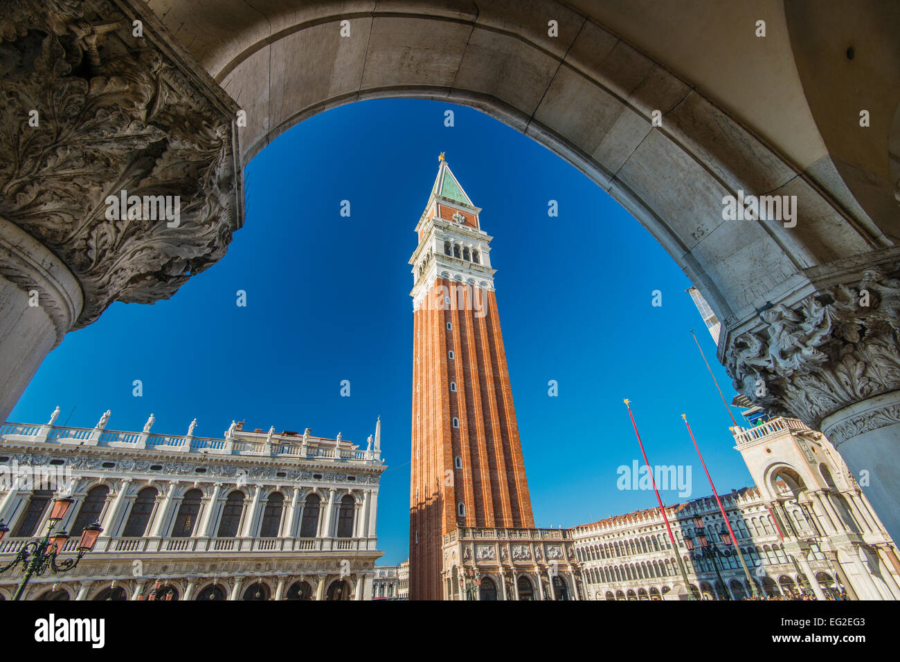 El Campanile de San Marcos vista desde la columnata del Palacio Ducal, Venecia, Véneto, Italia Foto de stock