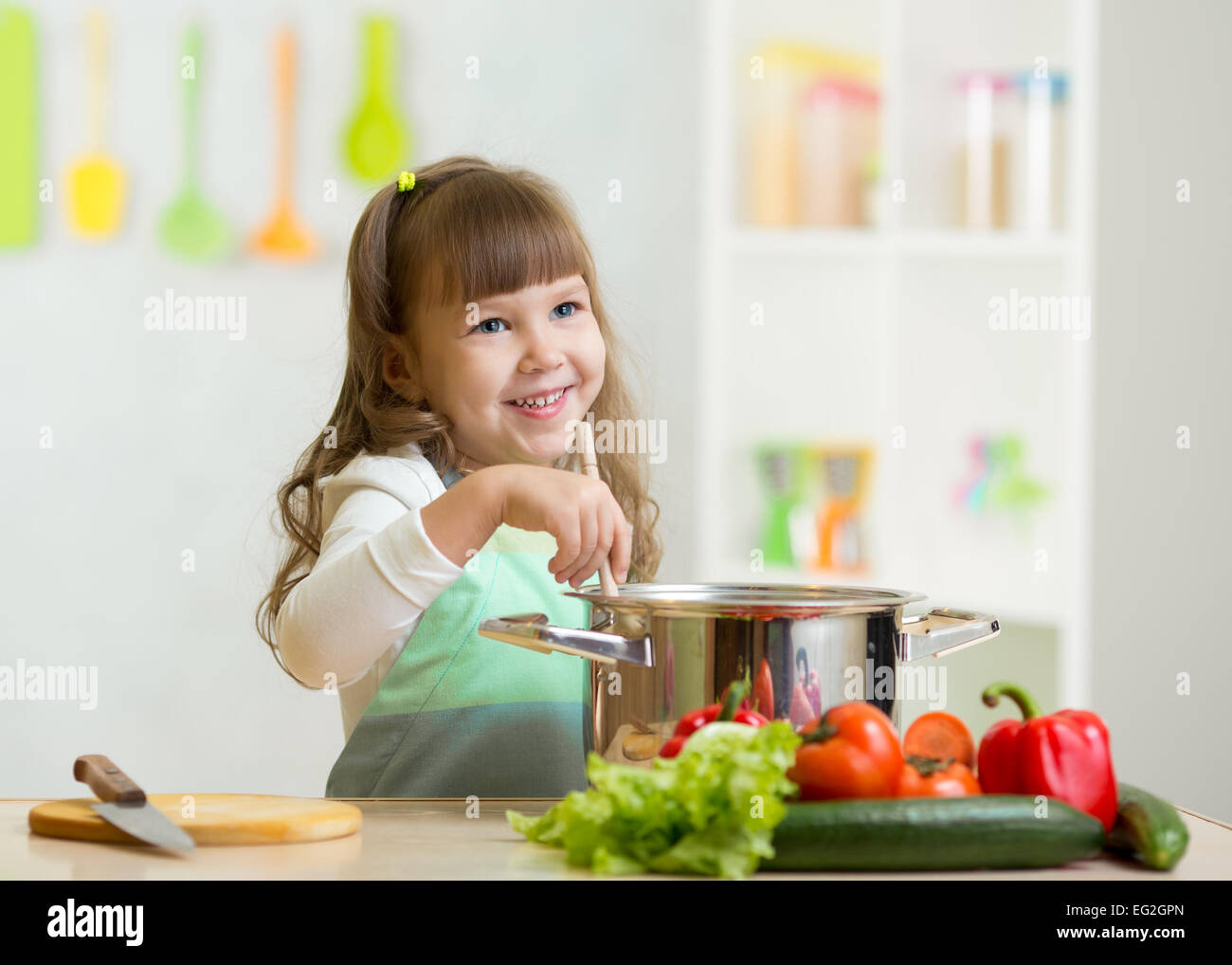 Chico Chica jugando a cocinar y hace una cena Foto de stock