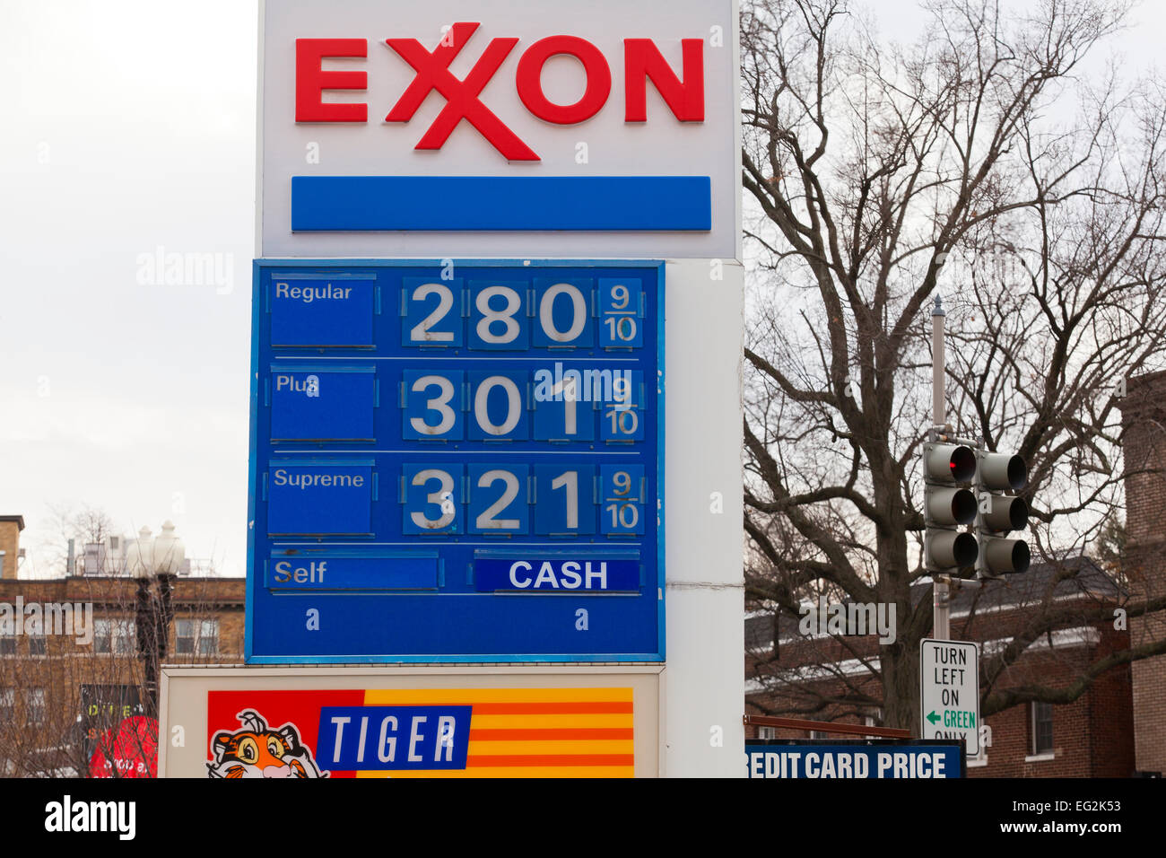 Exxon gasolinera precio sign - EE.UU. Foto de stock