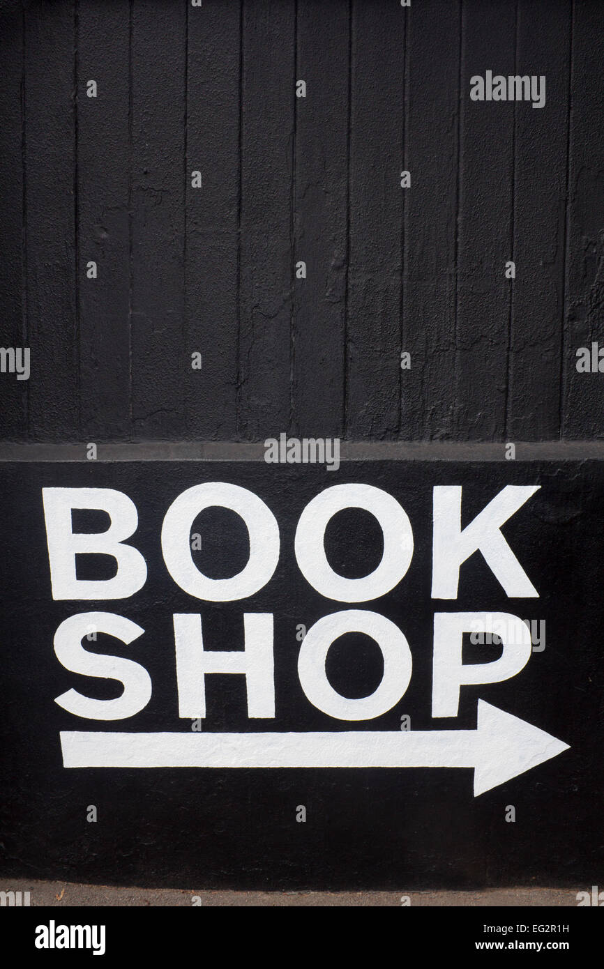 Book Shop firmar letras blancas sobre fondo negro pintado Newcastle NSW, Australia Foto de stock