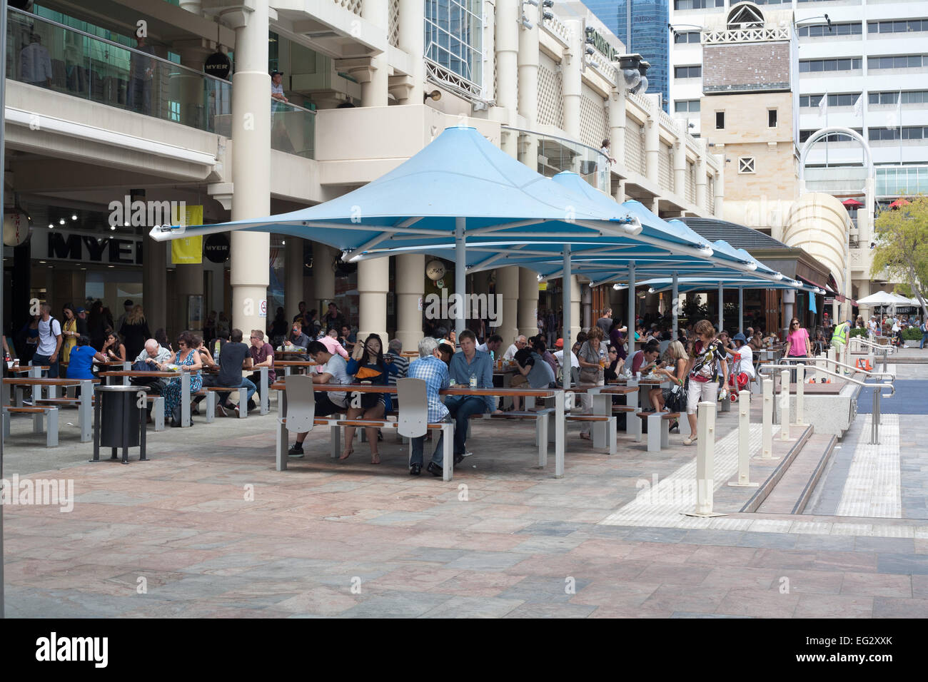 La gente comiendo y socializar en Forrest Chase, un precinto peatonal en el centro de Perth, Australia Occidental. Foto de stock