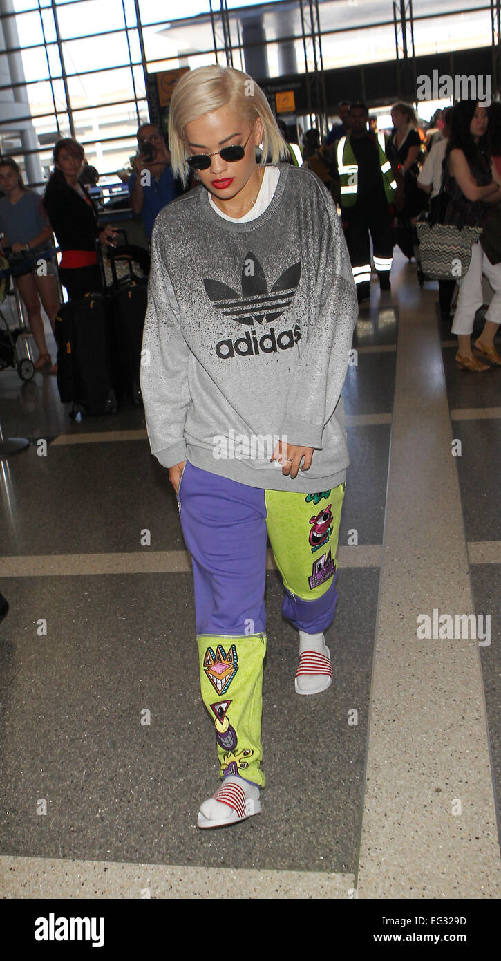Rita Ora llega al Aeropuerto Internacional de Los Ángeles (LAX) vistiendo  un suéter de Adidas y un par de pantalones de chándal informal funky con: Rita  Ora donde: Los Ángeles, California, Estados