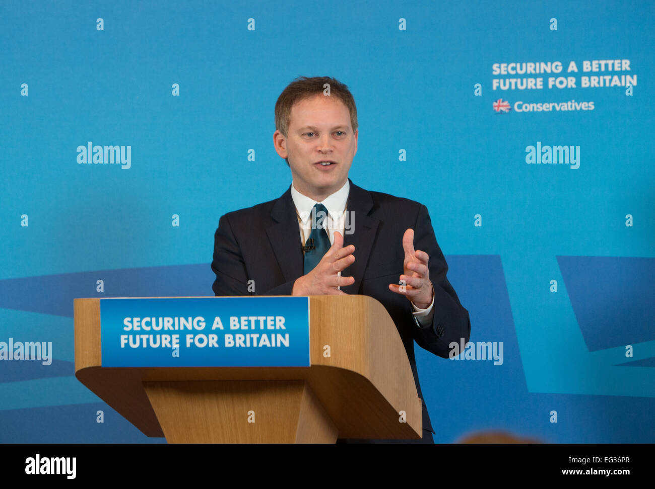 Grant Schapps presidente del partido conservador da una conferencia de prensa Foto de stock