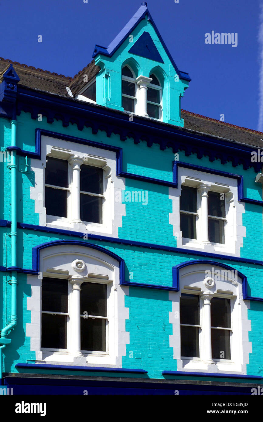 Edificio pintado de color cian en Northumberland Street, Newcastle Foto de stock