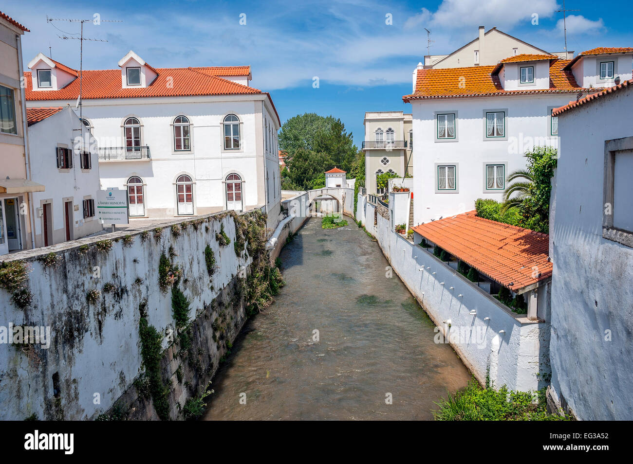 Portugal, Alcobaça . Aquí fusionar dos pequeños ríos Alcoa y graves , de ahí el nombre de la ciudad Foto de stock