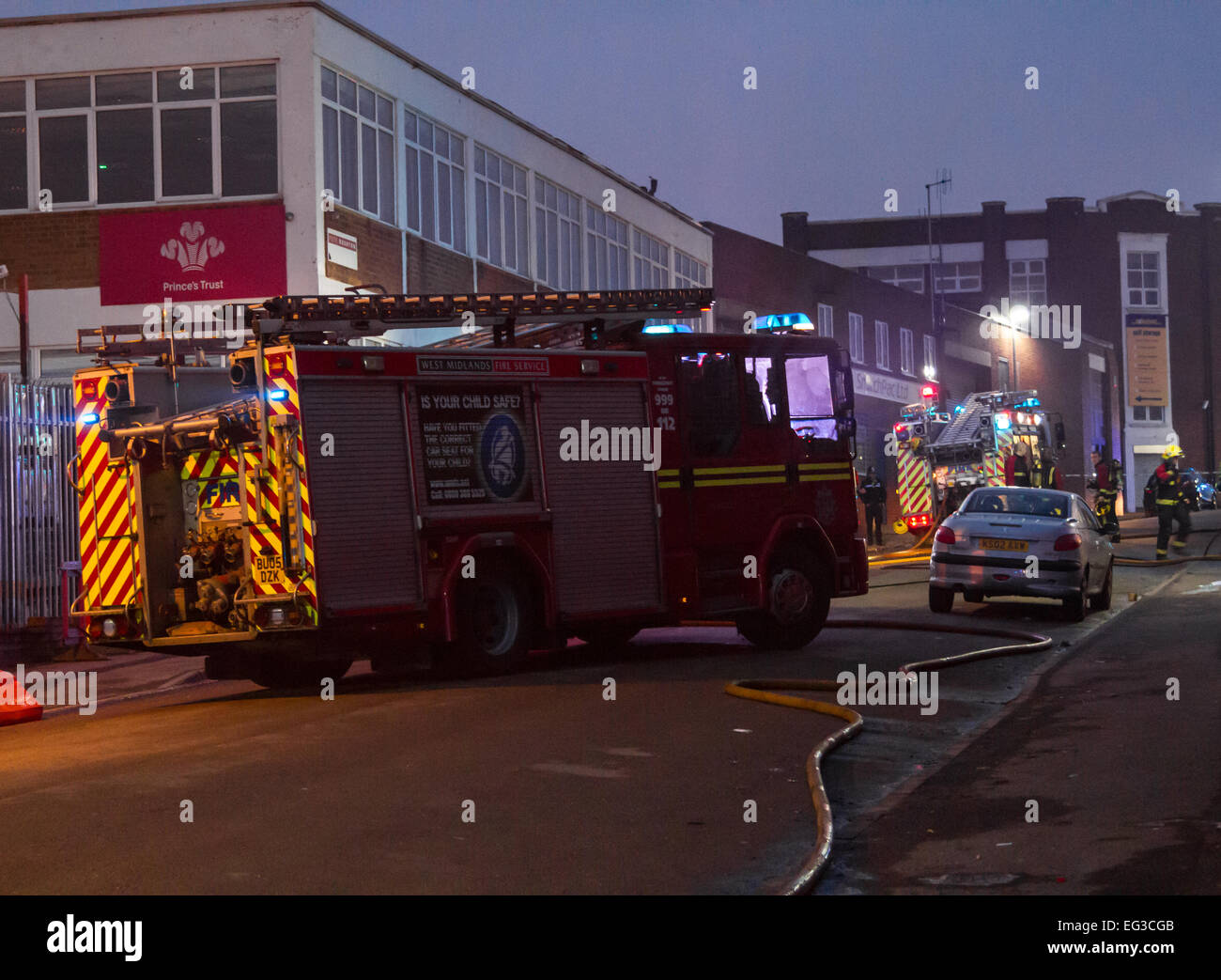 Birmingham, Reino Unido. 15 Feb, 2015. Los bomberos asistir a un pequeño incendio en Bradford Street Digbeth Birmingham UK Crédito: Steven roe/Alamy Live News Foto de stock