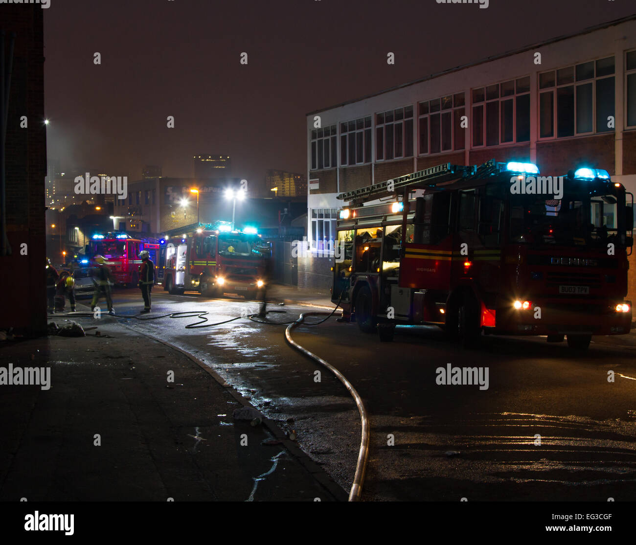 Birmingham, Reino Unido. 15 Feb, 2015. Los bomberos asistir a un pequeño incendio en Bradford Street Digbeth Birmingham UK Crédito: Steven roe/Alamy Live News Foto de stock
