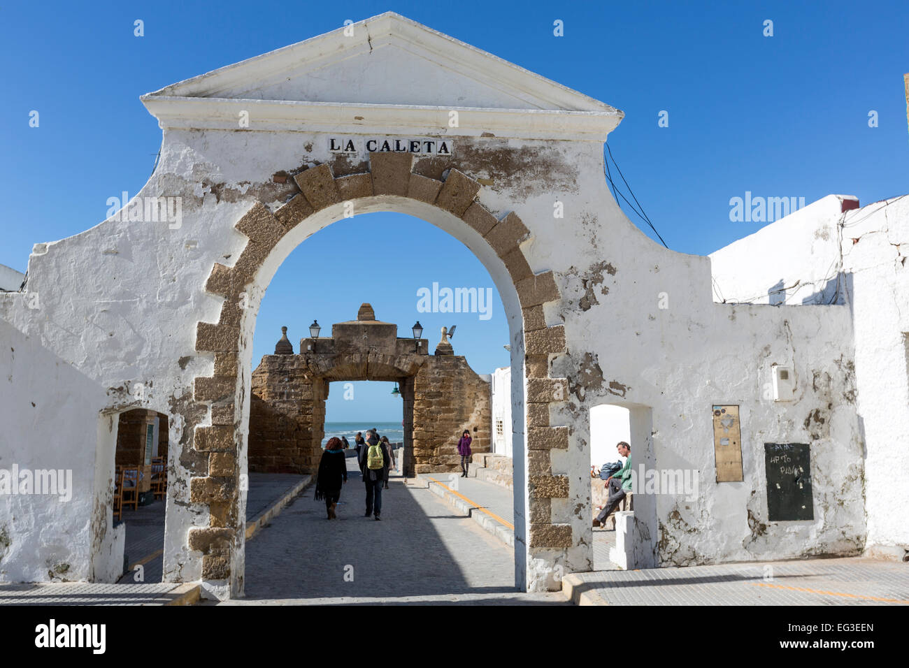 La puerta para entrar en el muelle de La Caleta, Cádiz Fotografía de stock  - Alamy