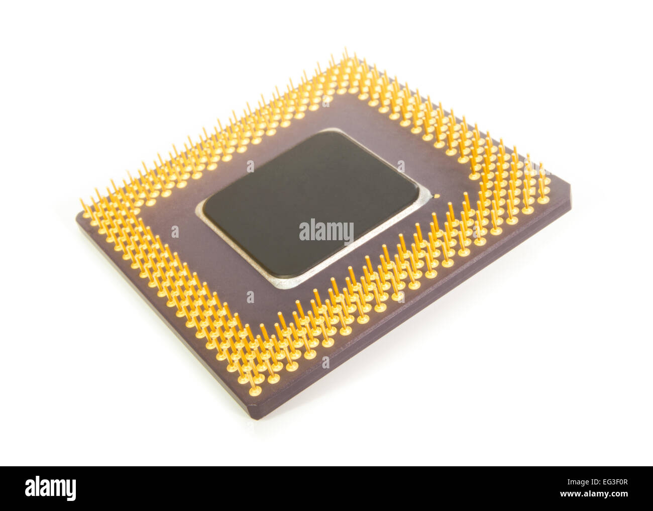La parte inferior del chip procesador de un equipo con poca profundidad de campo. Foto de stock