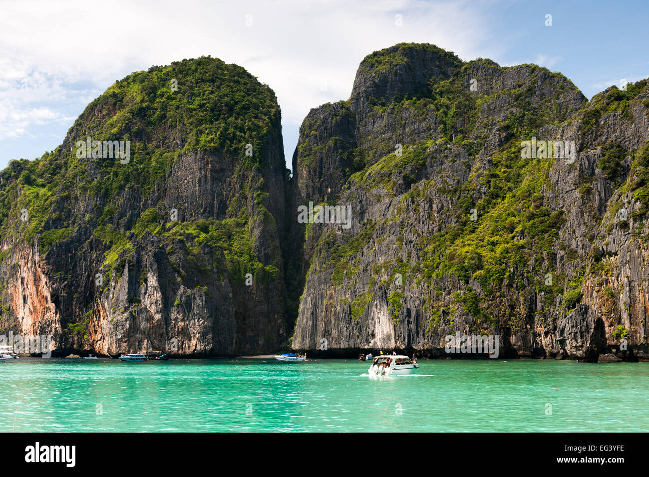 Los barcos turísticos en Maya Bay, Koh Phi Phi Ley, la isla de Tailandia. Foto de stock
