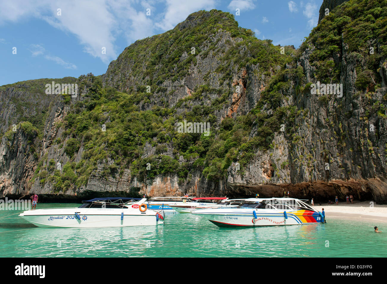Los barcos turísticos y turistas en Maya Bay en la isla Koh Phi Phi Ley en Tailandia. Foto de stock