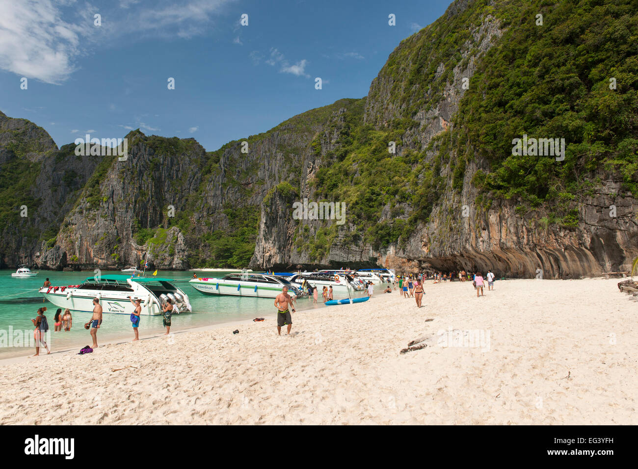 Los barcos turísticos y turistas en Maya Bay en la isla Koh Phi Phi Ley en Tailandia. Foto de stock