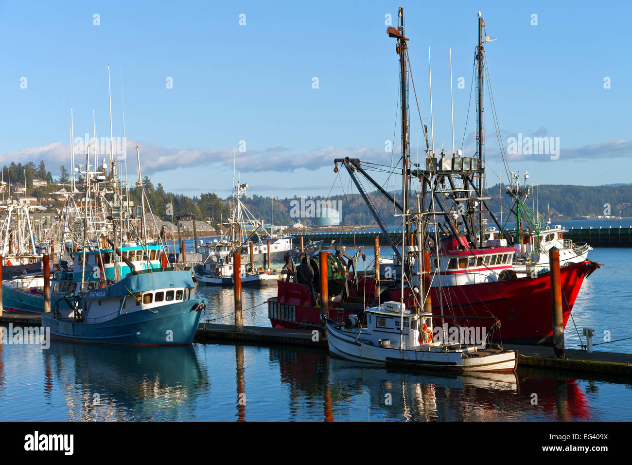 Barco de pesca amarrados en Newport Oregon. Foto de stock
