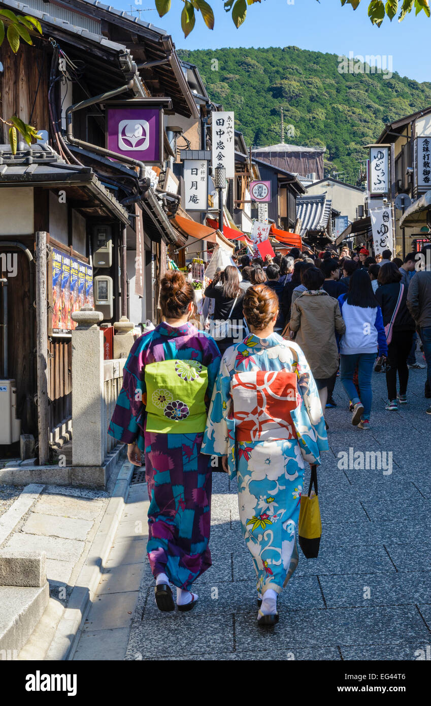 Las mujeres japonesas vestidos tradicionalmente en el histórico Distrito Higashiyama de Kyoto, Japón Foto de stock
