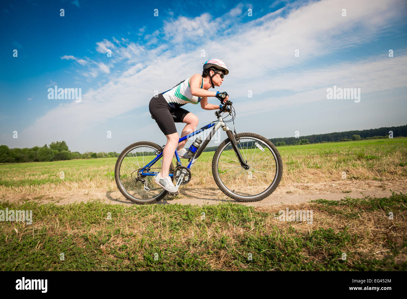 Mujeres en la naturaleza de andar en bicicleta Foto de stock
