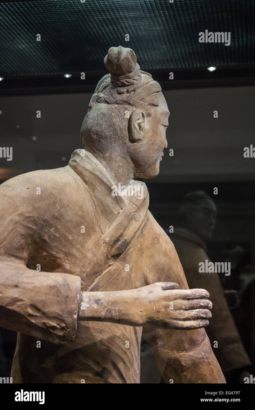Vista trasera y la reflexión de uno de los intactos en tamaño natural, guerreros de terracota en el museo de la tumba de Qui Shihuang Foto de stock