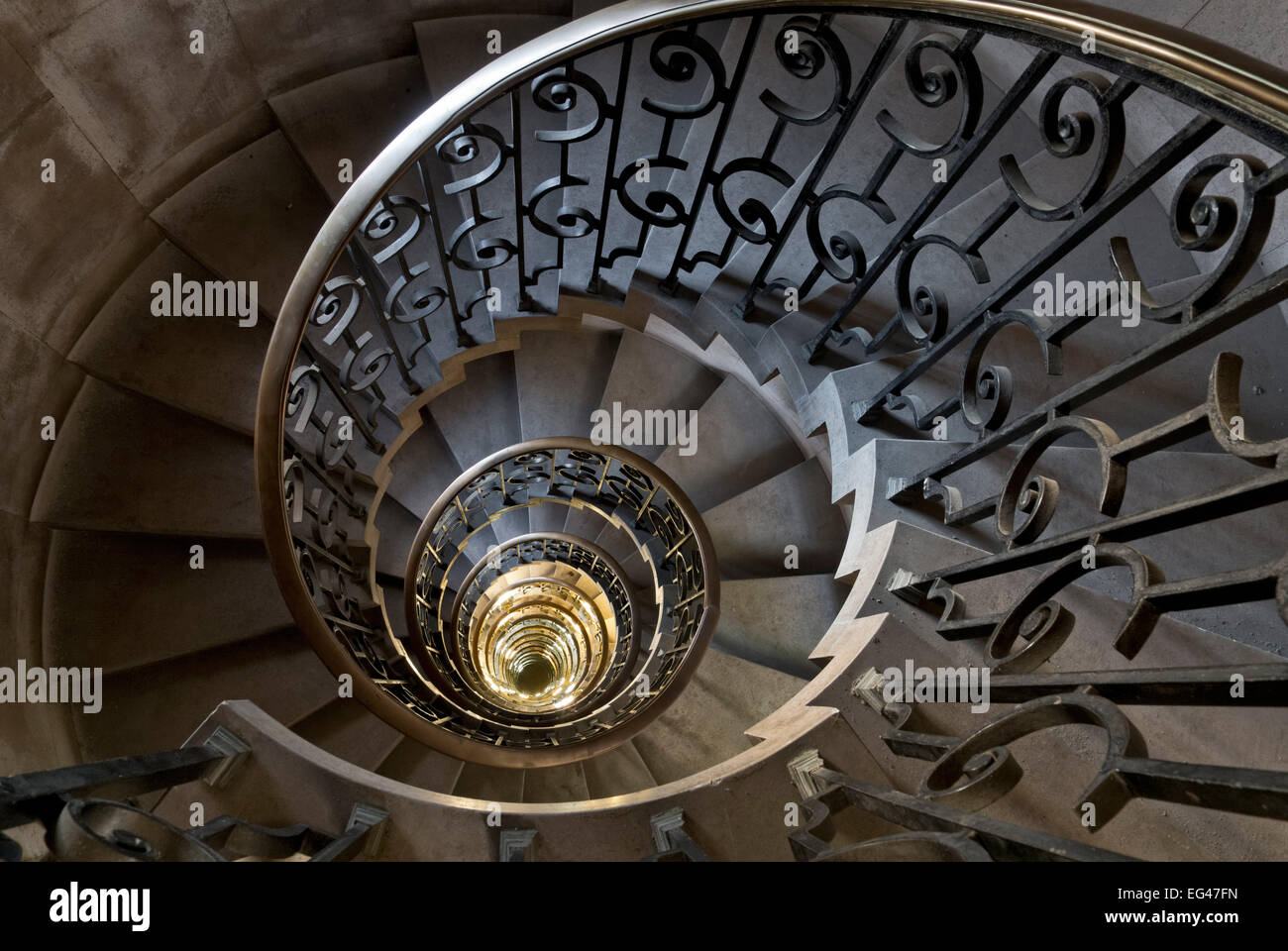 Escalera de caracol en la antigua Midland Bank en la ciudad de Londres. Foto de stock