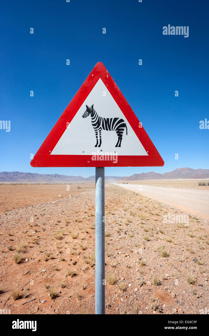Paso de cebra señal de advertencia de animales del desierto de Namib Namibia Abril Foto de stock