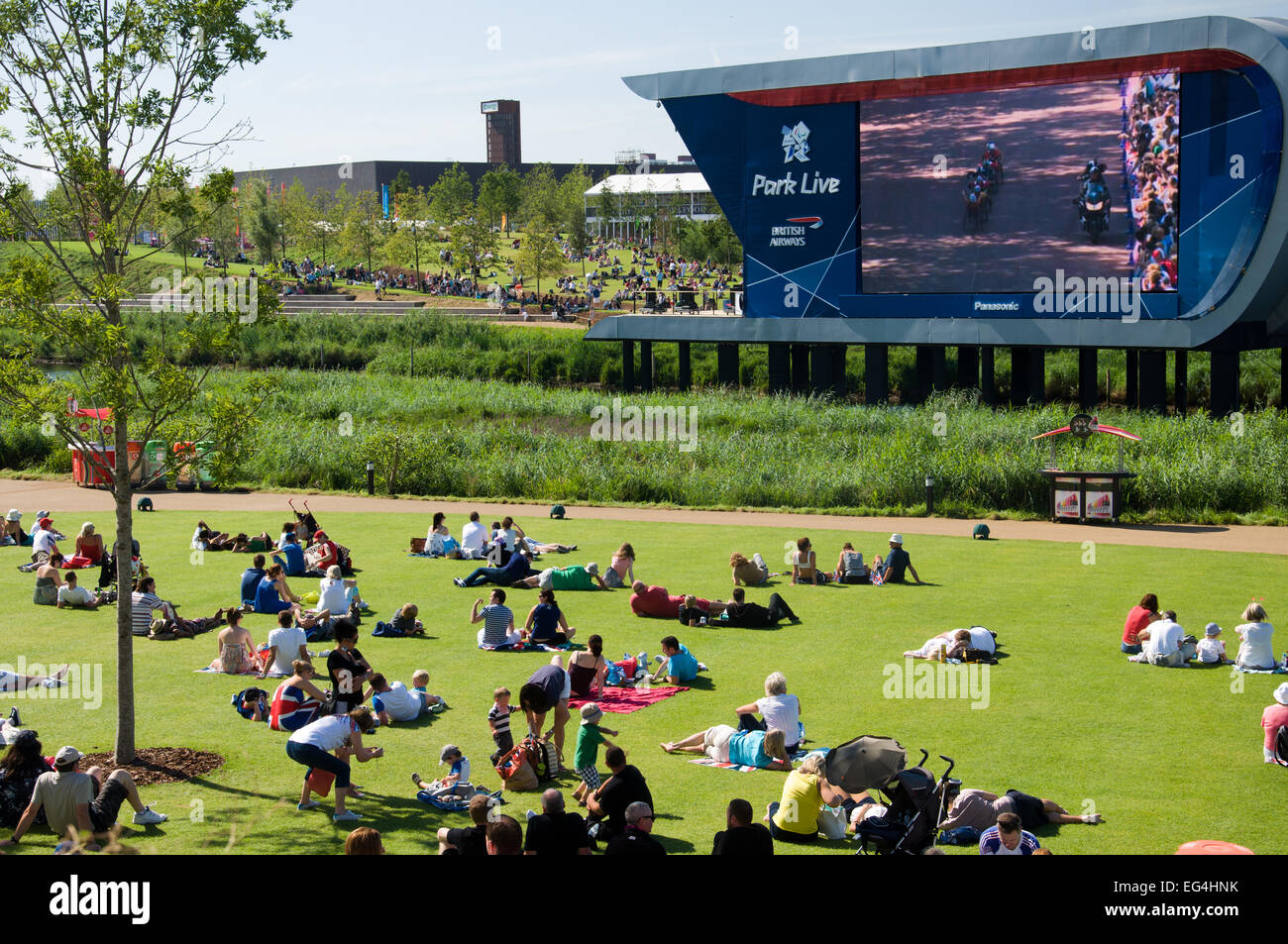 La gente mira los Juegos Olímpicos de 2012, en pantalla grande, Olympic Park en Londres, Inglaterra Foto de stock