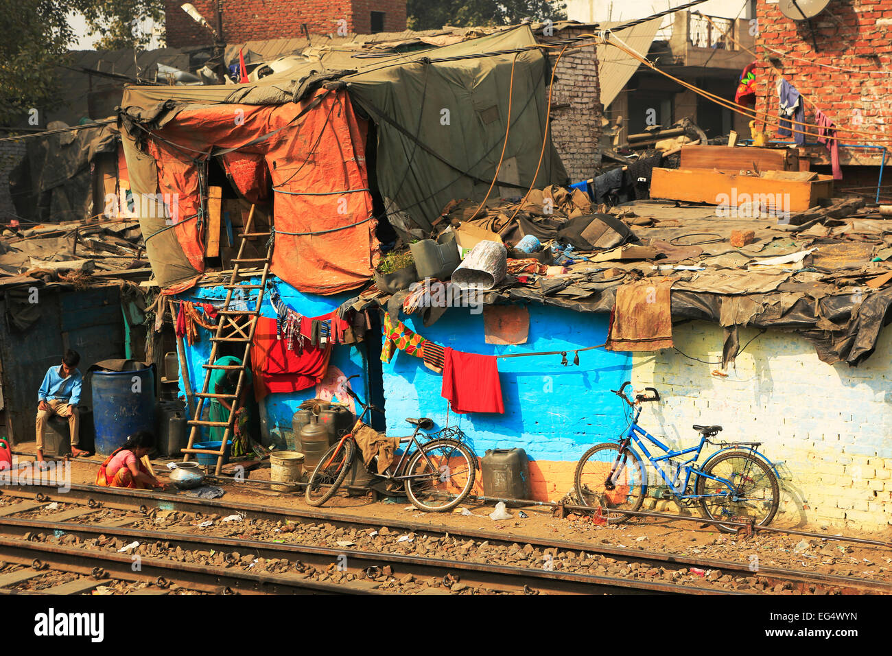 Ghetto y tugurios en Delhi India.Estas personas no identificadas viven en difíciles condiciones avery Foto de stock