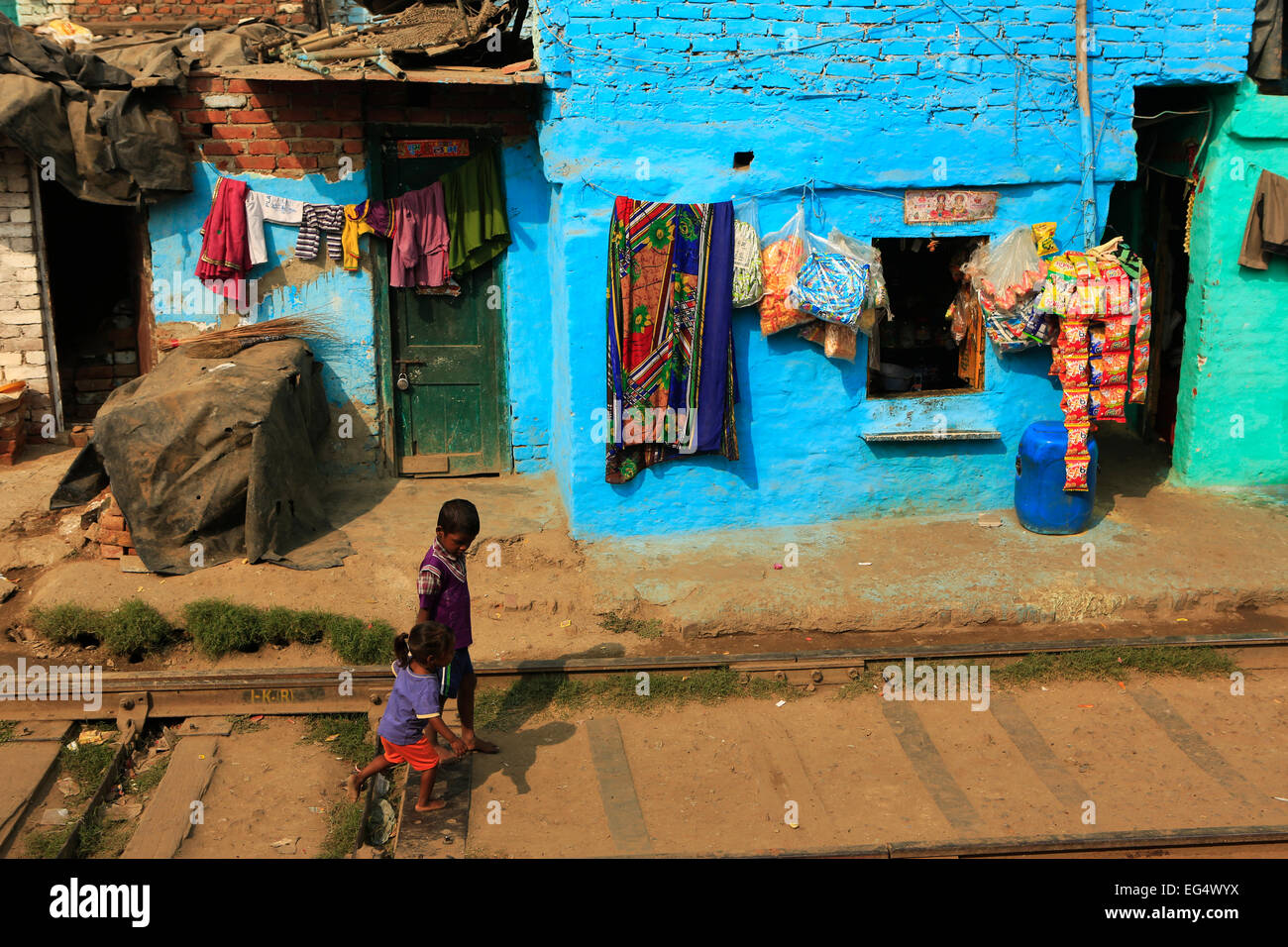 Ghetto y tugurios en Delhi India.Estas personas no identificadas viven en difíciles condiciones avery Foto de stock