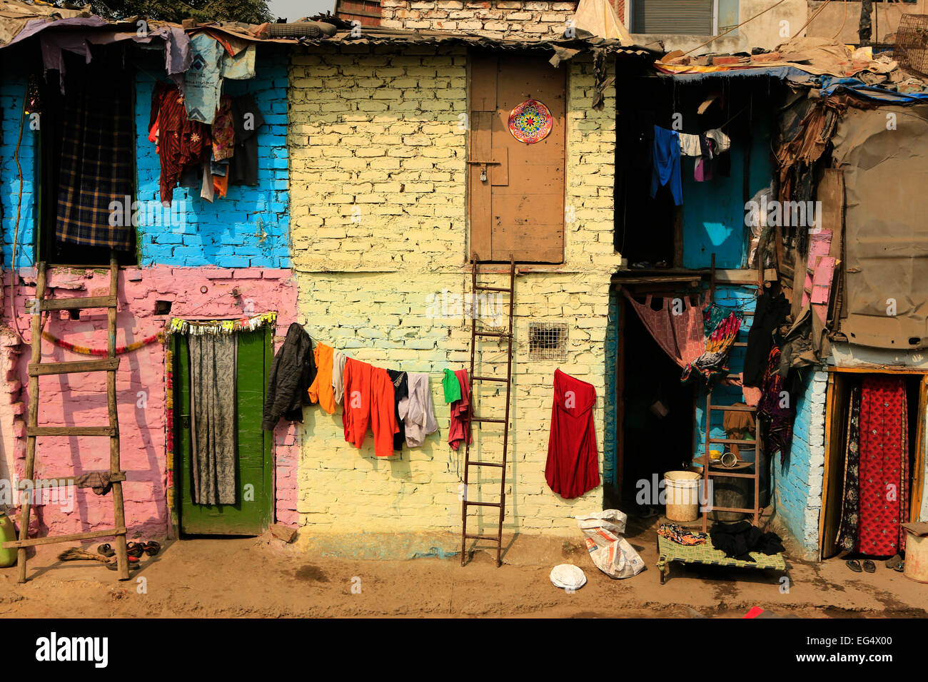 Delhi, India - Noviembre 13,2014 : Ghetto y tugurios en Delhi India.Estas personas no identificadas viven en difíciles condiciones avery Foto de stock