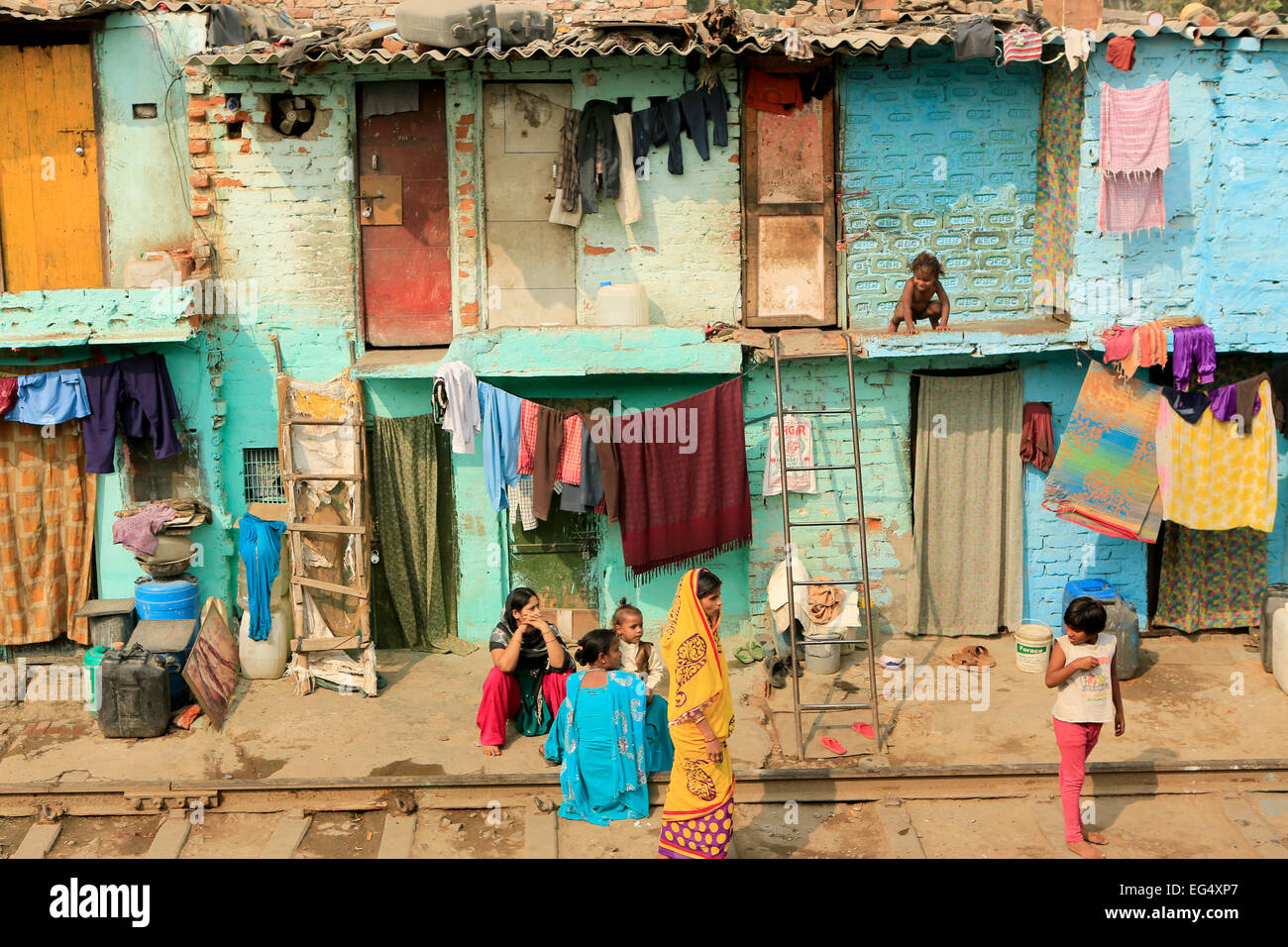 Ghetto y tugurios en Delhi India.Estas personas no identificadas viven en difíciles condiciones avery Foto de stock