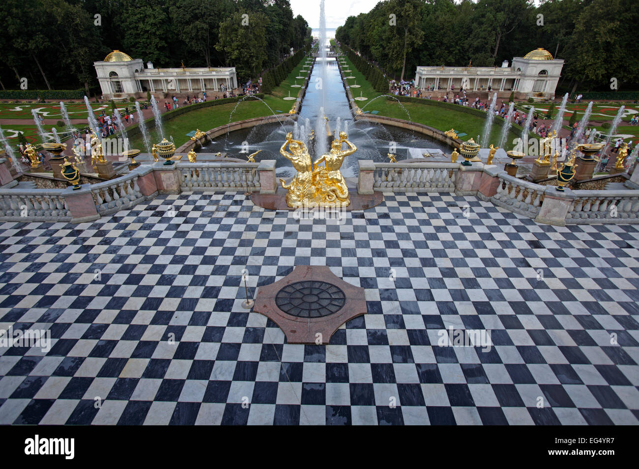 La Samson fuente y canal de mar en Palacio Peterhof, San Petersburgo, Rusia Foto de stock