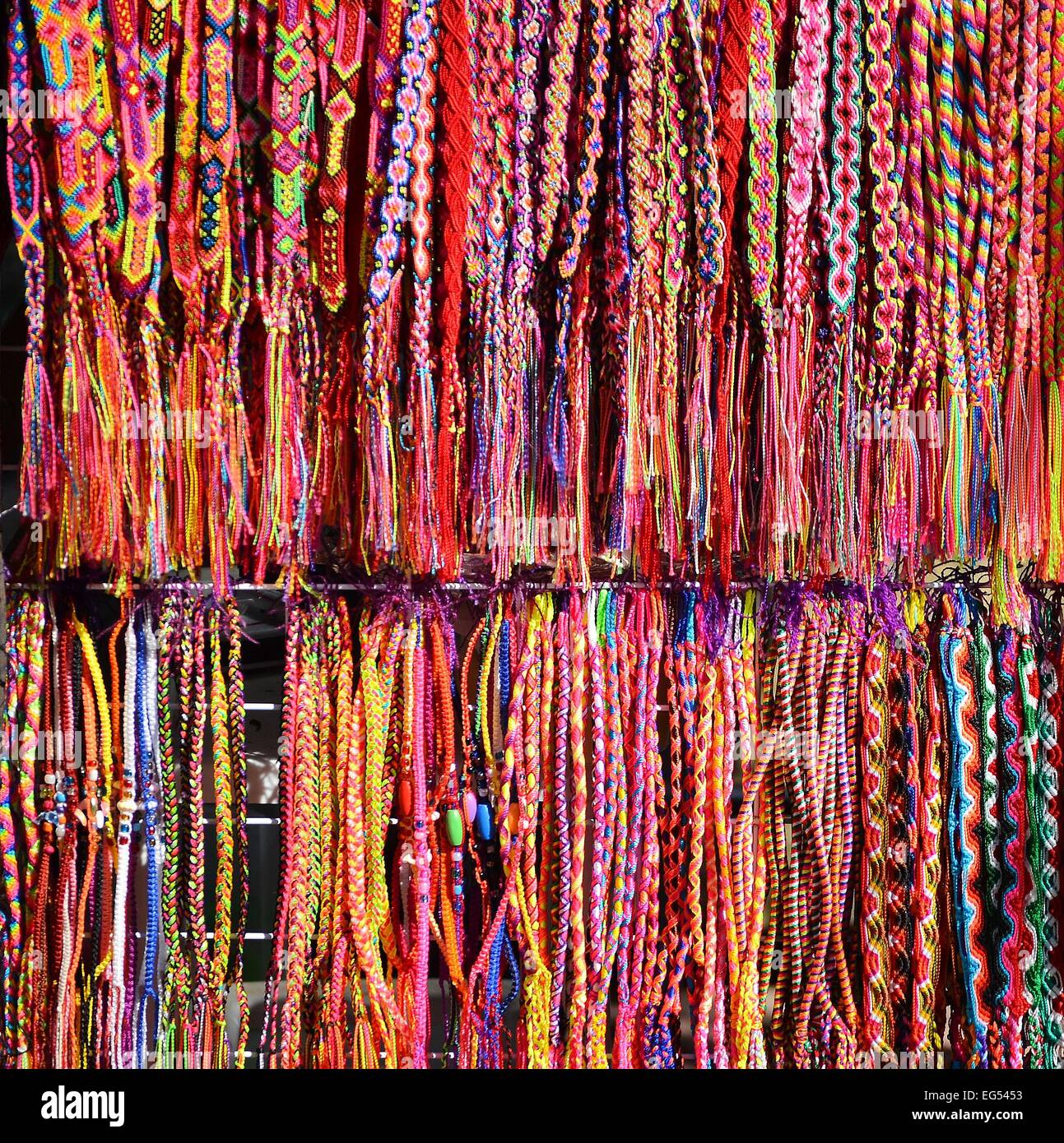 Correas de artesanías y pulseras recuerdos mexicanos Fotografía de stock -  Alamy