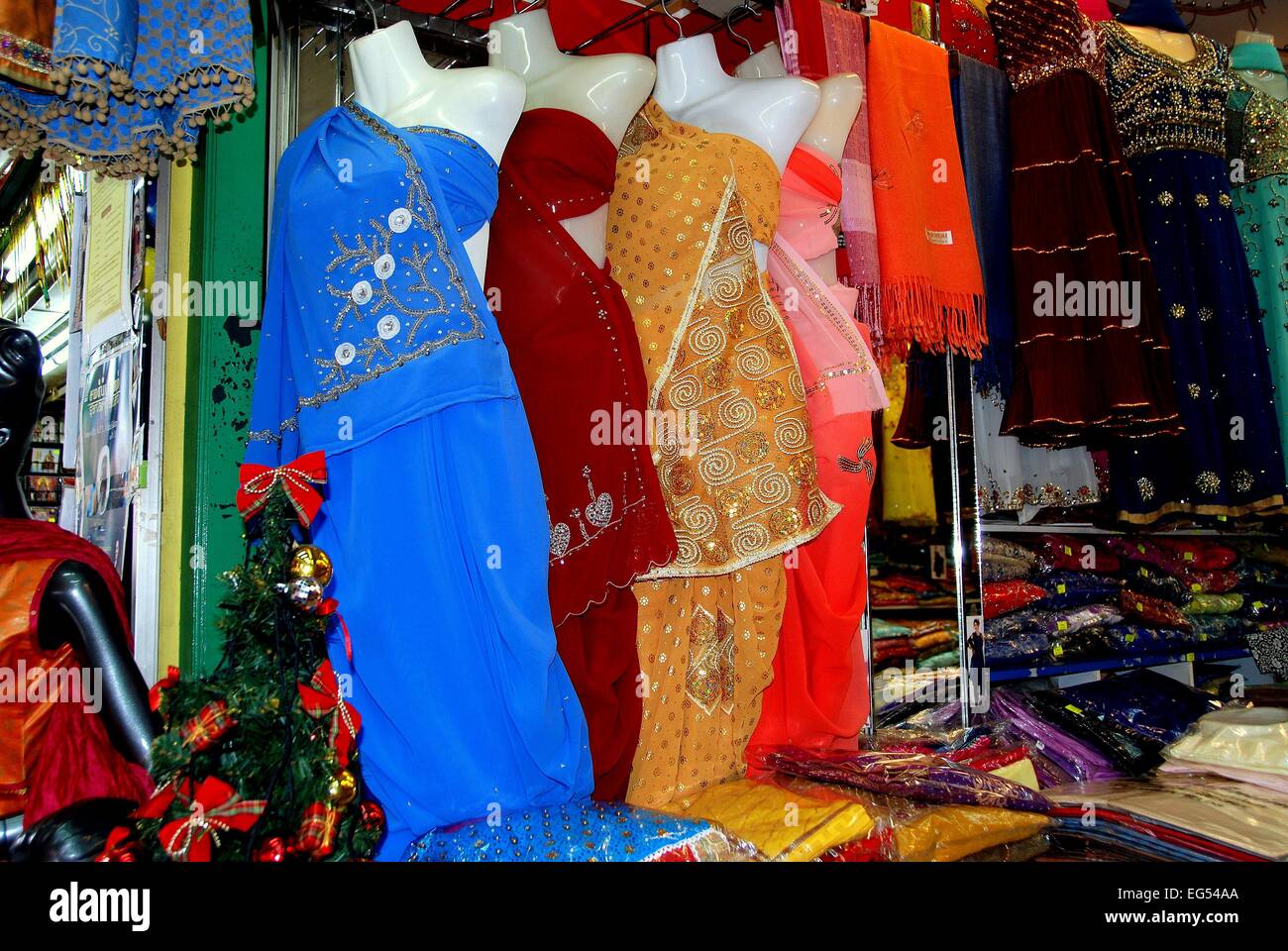 Singapur: tradicional india de ropa hecha de seda fina en la exhibición en una carretera de búfalo emporio de ropa en Little India Foto de stock