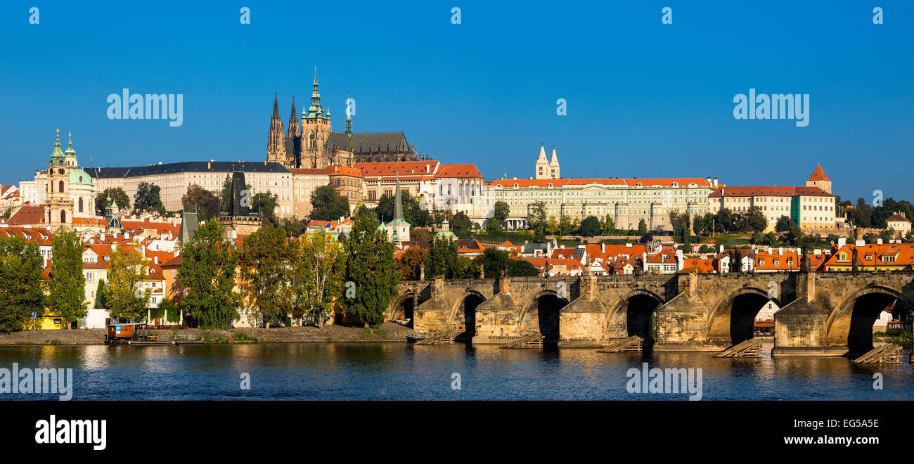 La Catedral de San Vito y el Castillo de Praga Foto de stock
