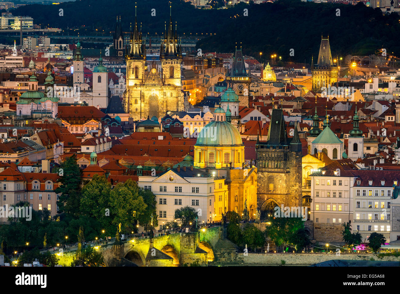 República Checa, Praga, Perfil de la ciudad al atardecer Foto de stock