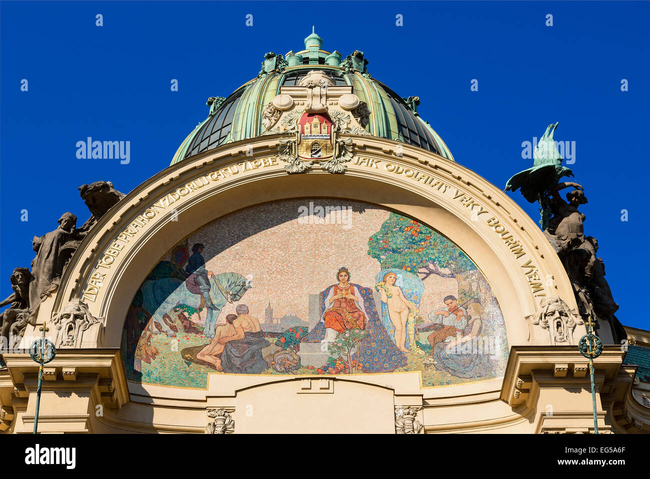 Praga, la Casa Municipal de estilo Art Nouveau en el casco antiguo Foto de stock