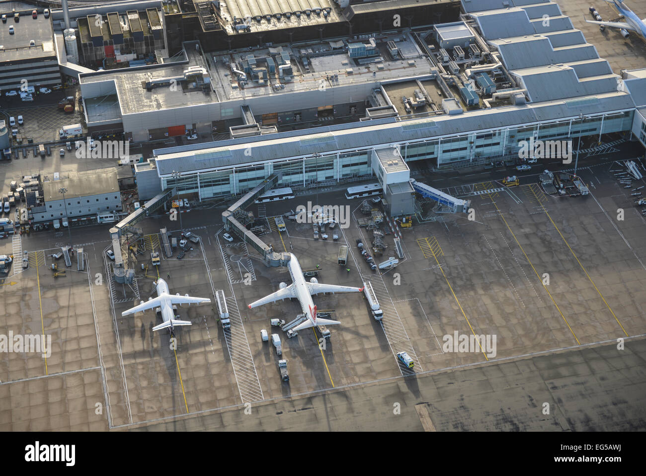 Una vista aérea de los aviones estacionados en el Aeropuerto Internacional de Birmingham Foto de stock