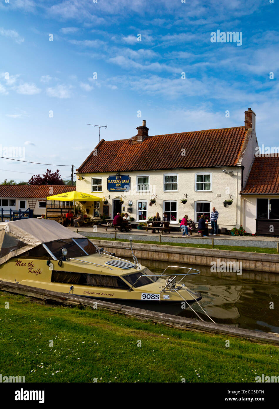 La embarcación de recreo Inn, un pub tradicional en Hickling Staithe en el Norfolk Broads en East Anglia (Inglaterra Foto de stock
