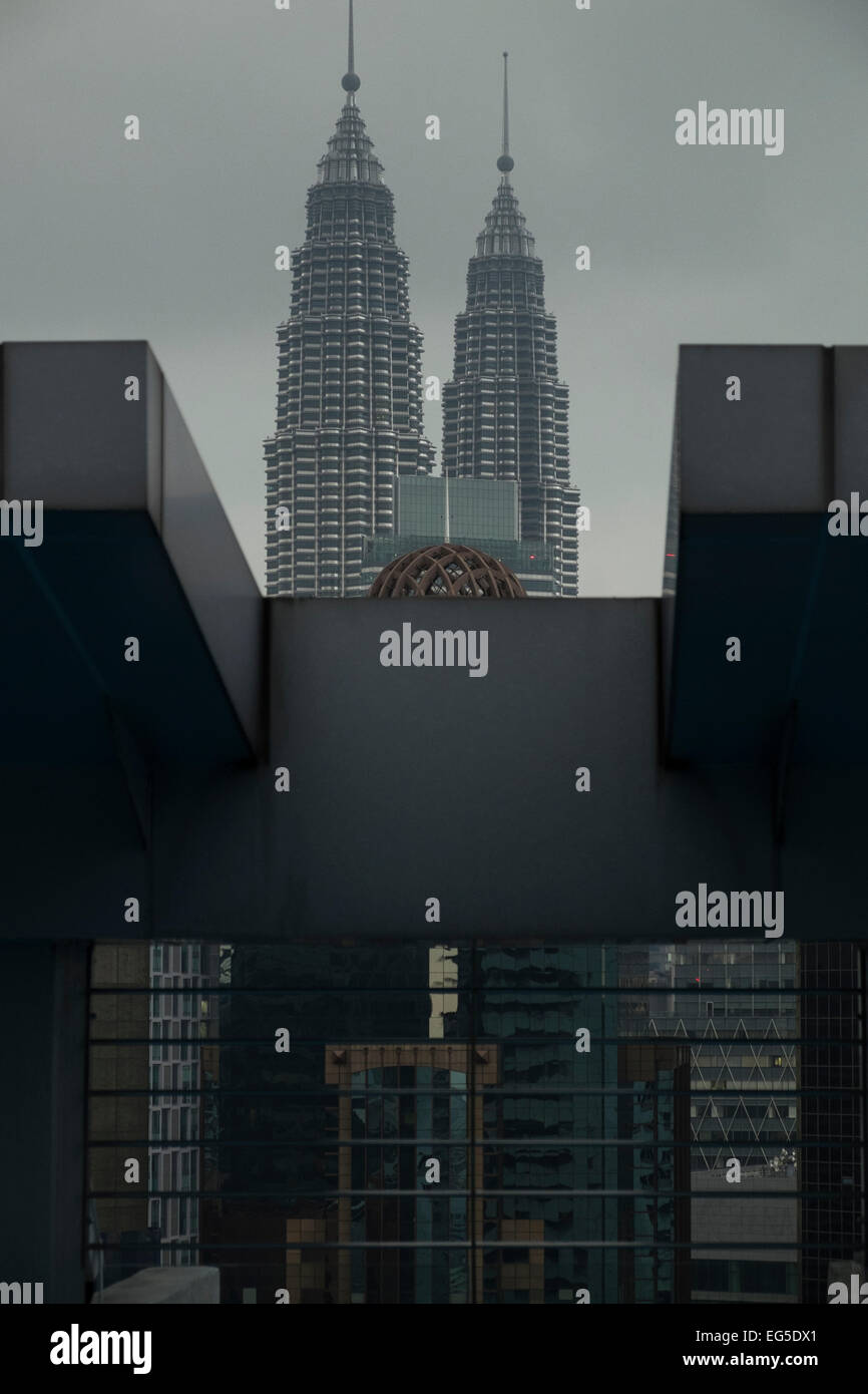 Las Petronas Twin Towers visto desde la azotea de un edificio cercano, Kuala Lumpur, Malasia. Foto de stock