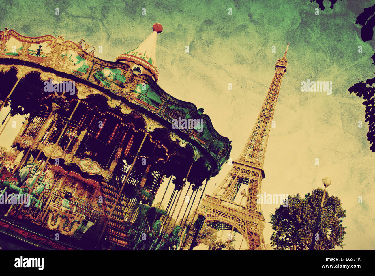 La Torre Eiffel y un carrusel antiguo, París, Francia. Estilo retro Foto de stock