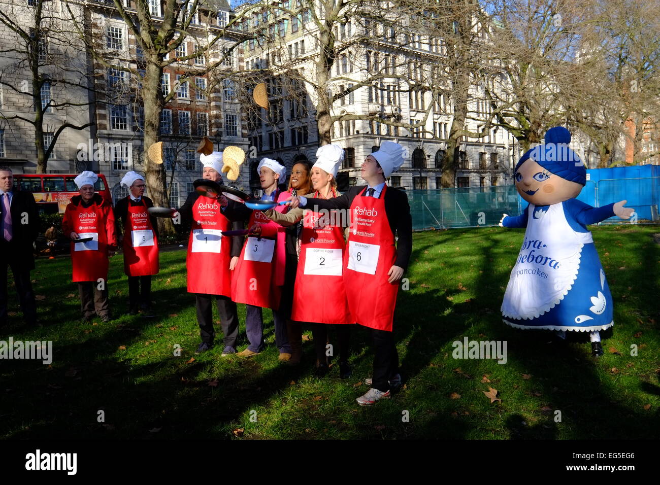 Londdon, Reino Unido. 17 Feb, 2015. La 17ª carrera anual de pancake bettween equipos desde los medios de comunicación y el Parlamento se celebró en Victoria Tower Gardens, que fue ganado por el equipo de medios de comunicación de crédito: Rachel Megawhat/Alamy Live News Foto de stock
