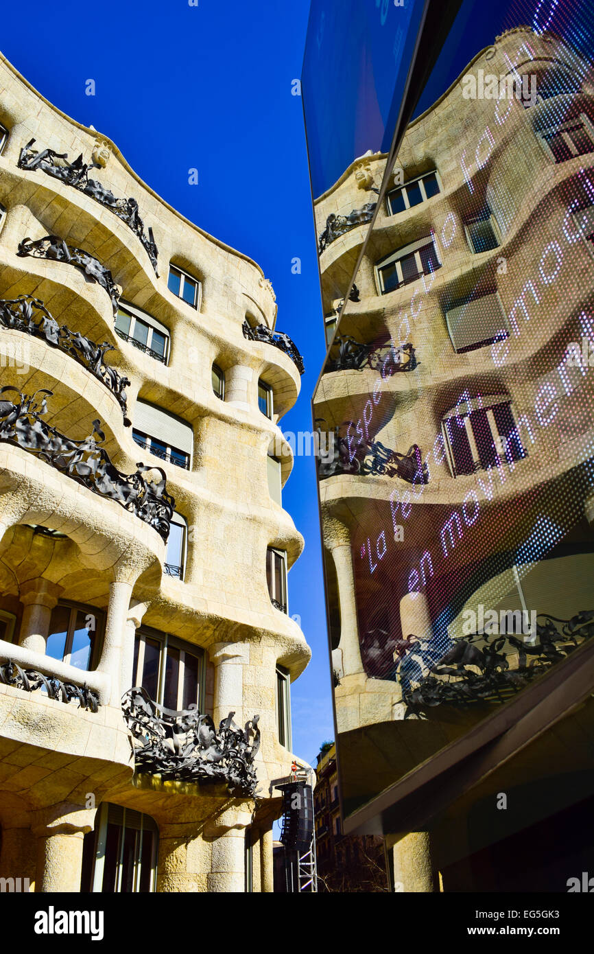 Casa Milà aka La Pedrera, diseñado por el arquitecto Antoni Gaudí. Barcelona, Cataluña, España. Foto de stock