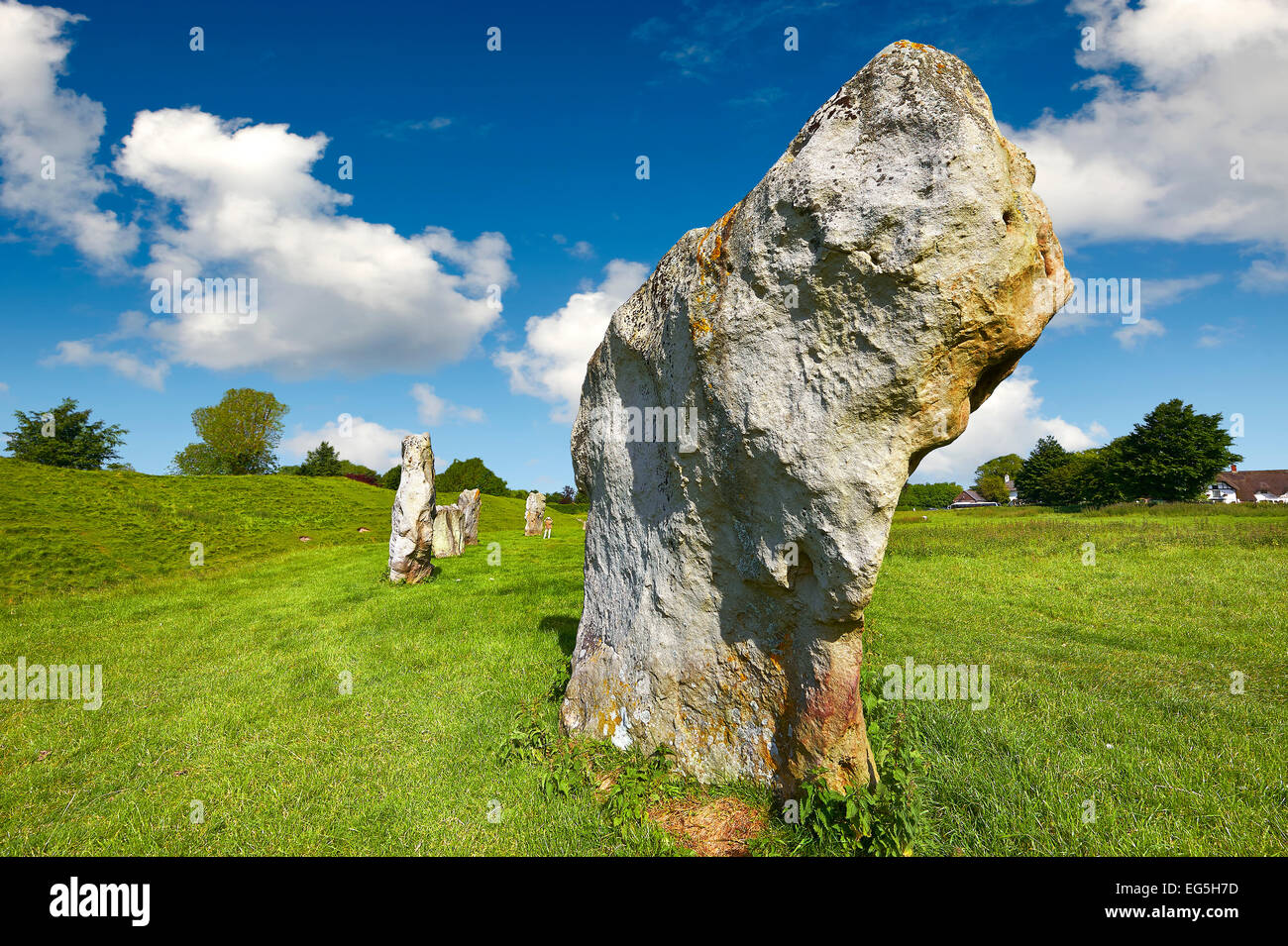 Círculo de piedra de Avebury neolithic permanente, más grande de Inglaterra al atardecer, un sitio del Patrimonio Mundial de la UNESCO, Wiltshire, Inglaterra, Europa Foto de stock