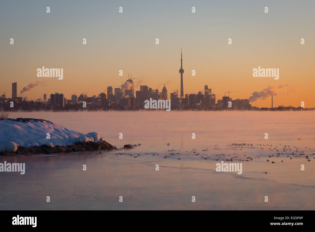 El amanecer iluminado horizonte de Toronto con vapor heladas aguas del lago Ontario como -25C polar envuelve airmass oriental de América del Norte Foto de stock