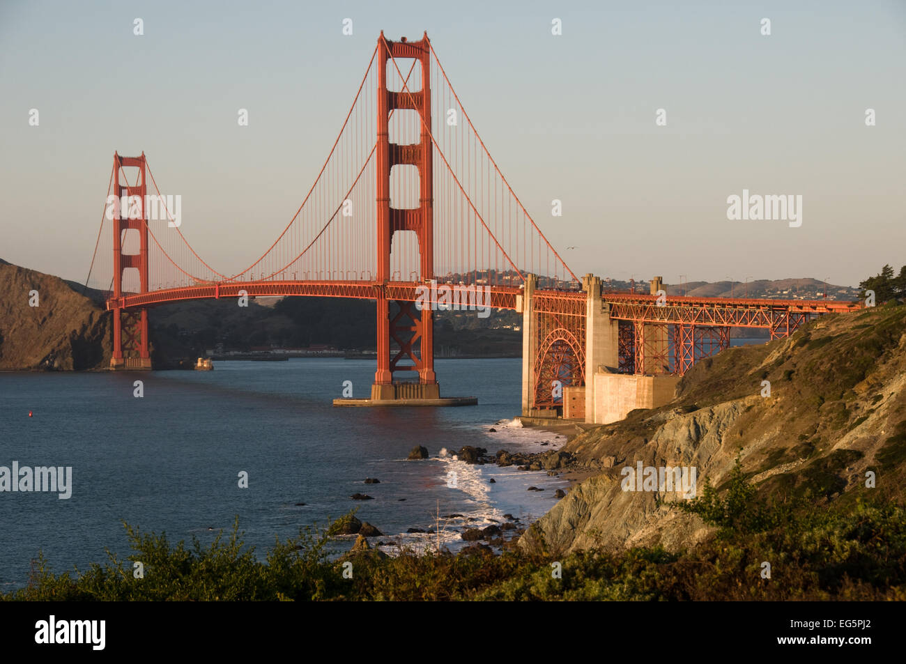 El puente Golden Gate desde el lado Presidio/Baker's Beach. Foto de stock