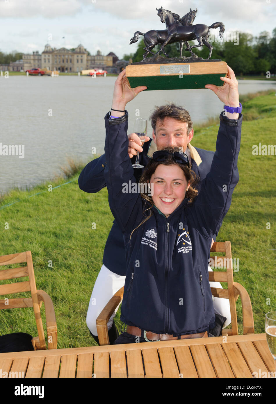 El 11 de mayo de 2014. Ganador Sam Griffiths y su novio celebrar en el exterior oportunidad después de su victoria - Mitsubishi Motors Badminton Horse Trials 2014. Foto de stock