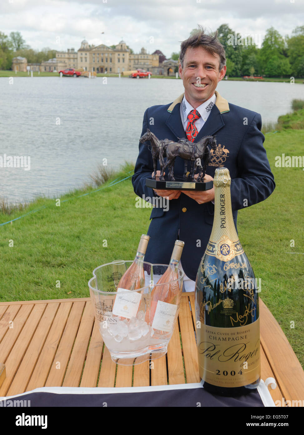 El 11 de mayo de 2014. Ganador Sam Griffiths y su equipo celebran los Outside Chance tras su victoria - Mitsubishi Motors Badminton Horse Trials 2014. Foto de stock