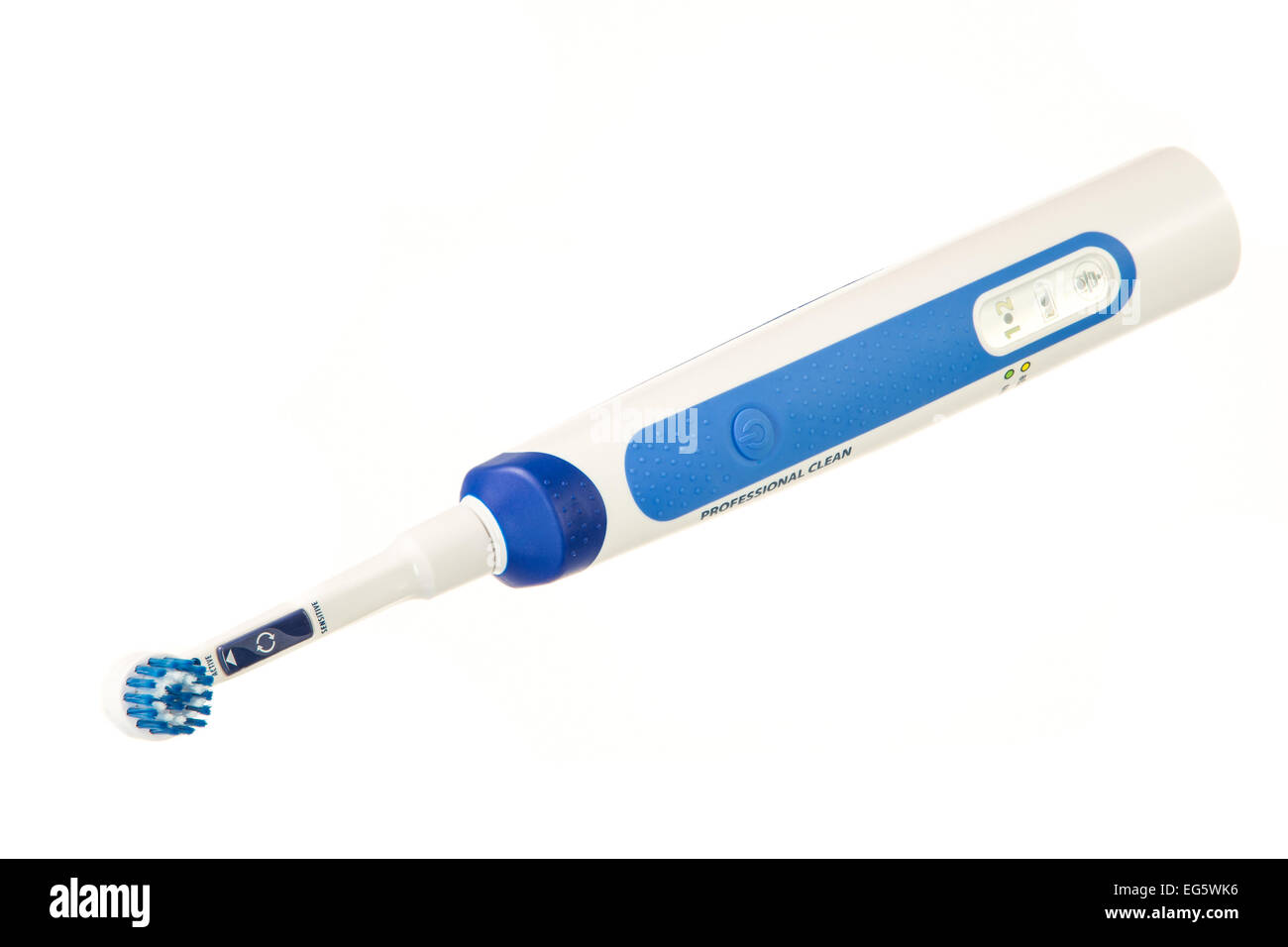 Cepillo de dientes eléctrico aislado en blanco. Foto de stock