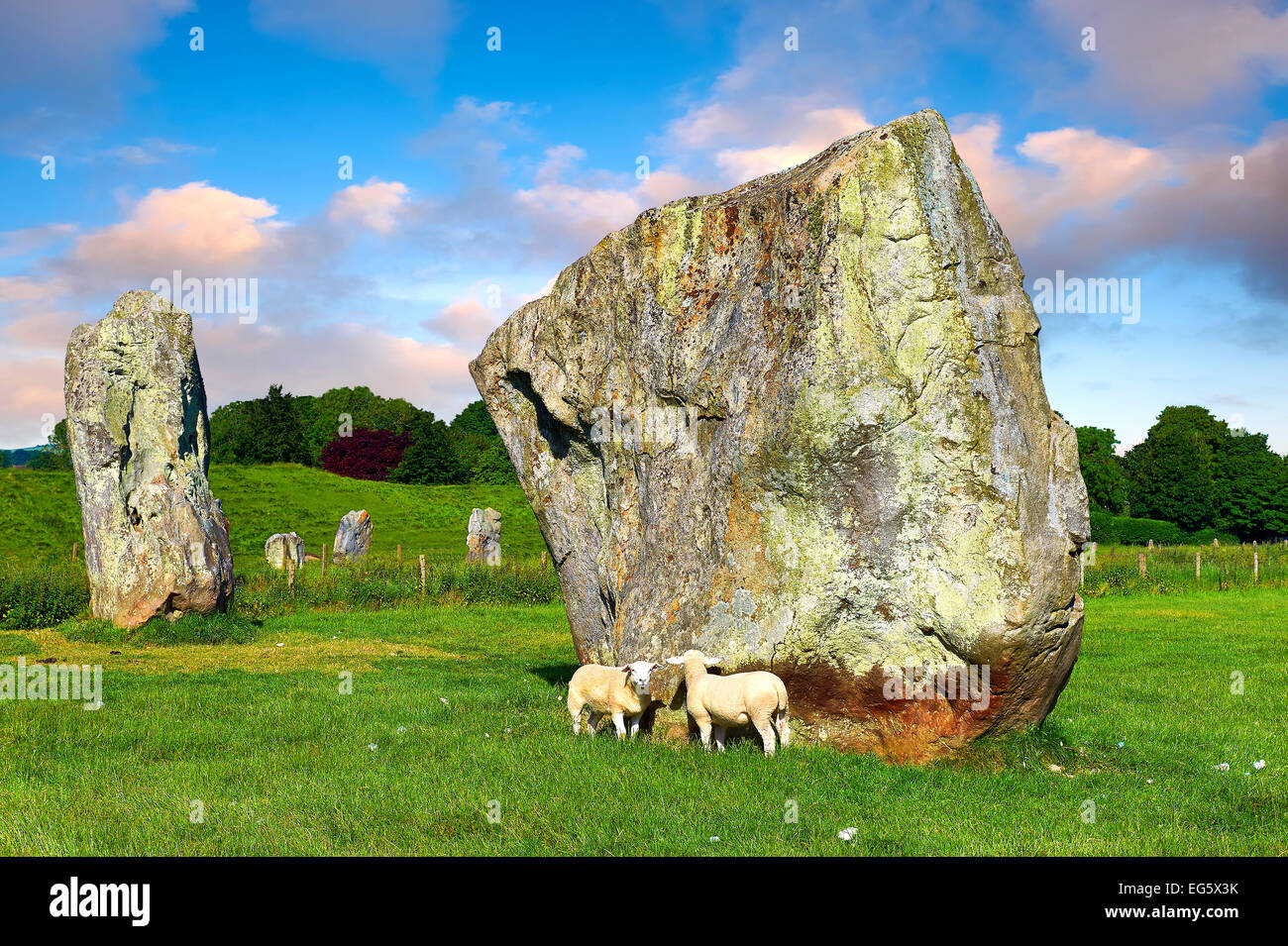 Círculo de piedra de Avebury neolithic permanente, más grande de Inglaterra al atardecer, un sitio del Patrimonio Mundial de la UNESCO, Wiltshire, Inglaterra, Europa Foto de stock
